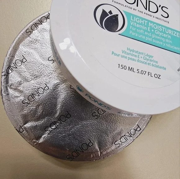 Pond's Light  Moisturizer Vitamin E Glicerin - Picture 3 of 3